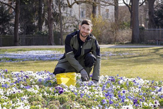 Fotografie: Mitarbeiter des Gartenamts in „fairer Arbeitskleidung“ 