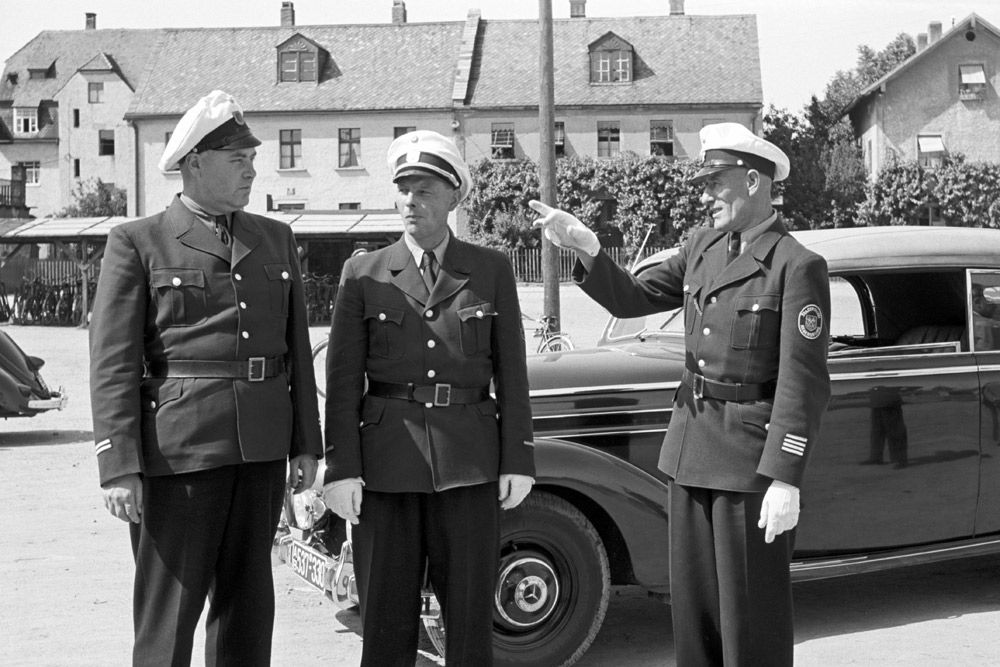 Beamte der Polizei – die damals noch zur Stadtverwaltung gehörte – mit weißen Handschuhen: