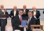 Hubert H. Wartner, 1. Vorsitzender des GKVR, überreicht den Brunnenpreis des GKVR 2016  an Stadtrat und GKVR-Mitglied Dr. Thomas Burger. (c) Hubert H. Wartner