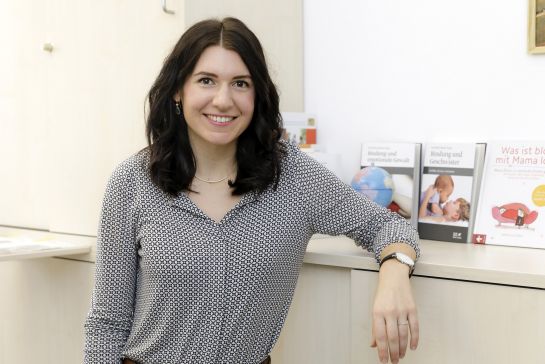 Fotografie – Verena Deubler lehnt an einem Schränkchen und blickt in die Kamera. (C) Bilddokumentation Stadt Regensburg