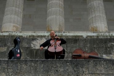 Fotografie – Hans Schanderl mit Cello auf der Treppe der Walhalla