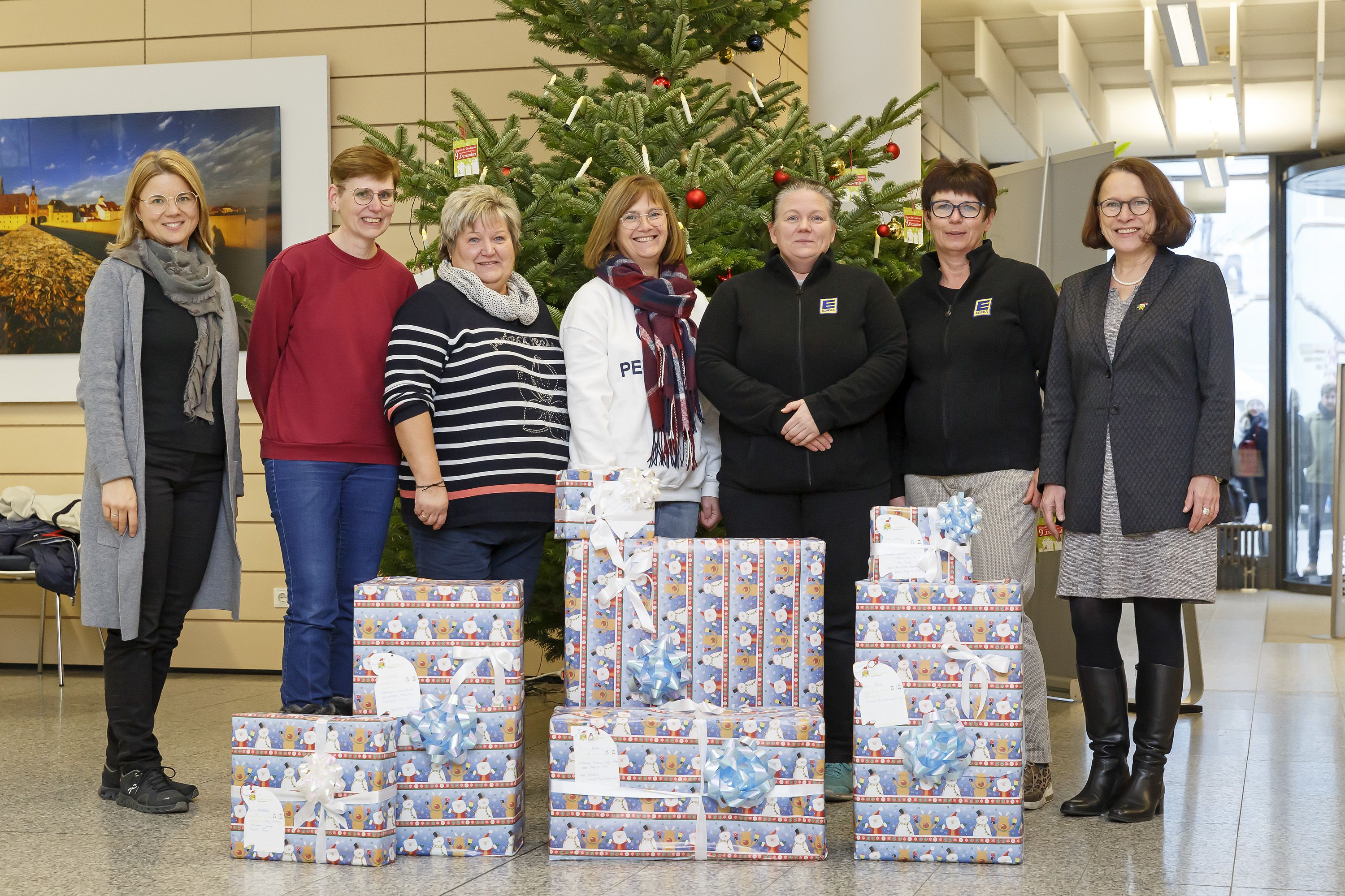 Fotografie - Mitarbeiterinnen des Edeka im Köwe-Center bringen Geschenke zum Kinderbaum - mit Oberbürgermeisterin Maltz-Schwarzfischer und Leiterin des Amtes für allgemeine Stiftungsverwaltung Christiana Schmidbauer