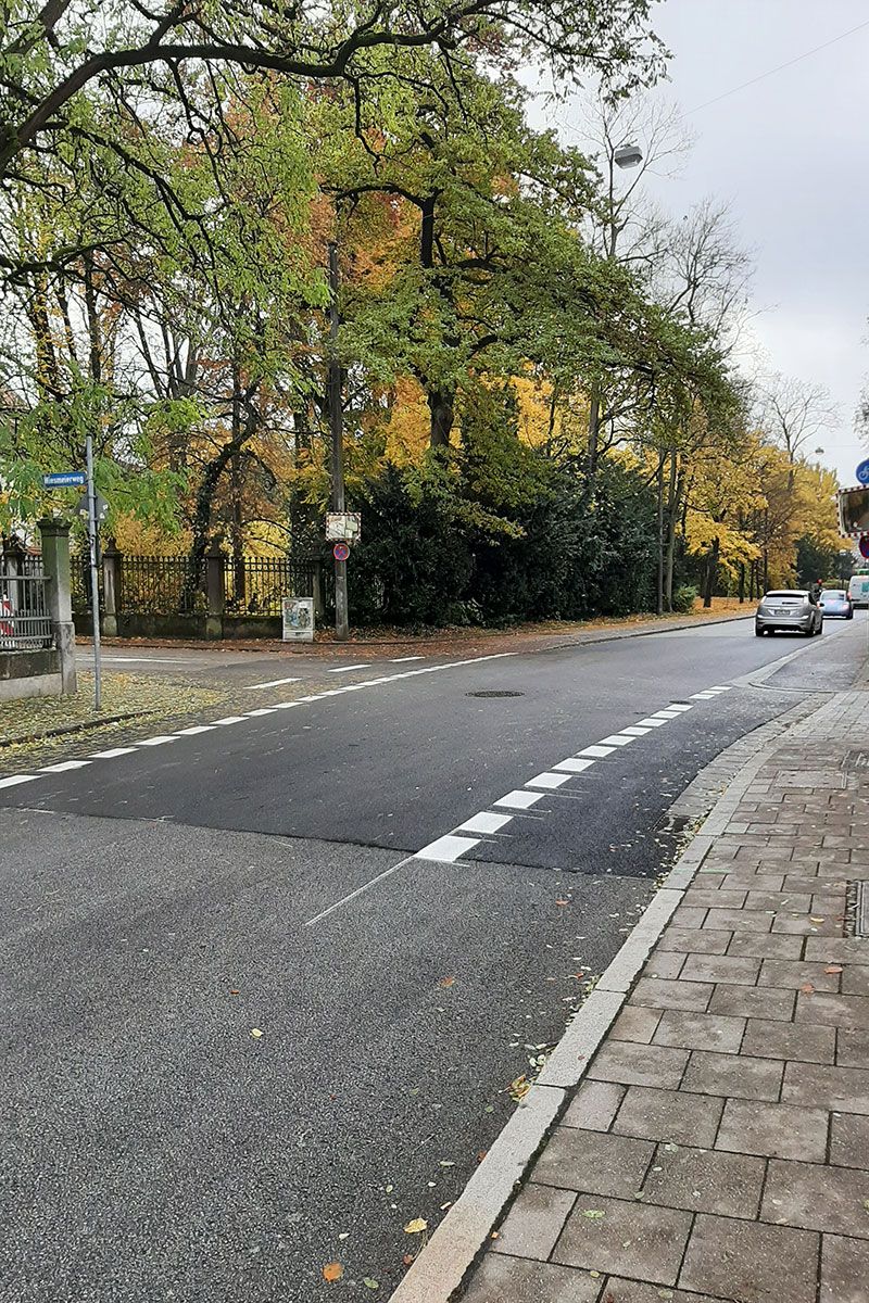 Fotografie - Fertiggestellter und markierter Bereich in der Schottenstraße mit optimierten Übergang von der Straße zum Radweg