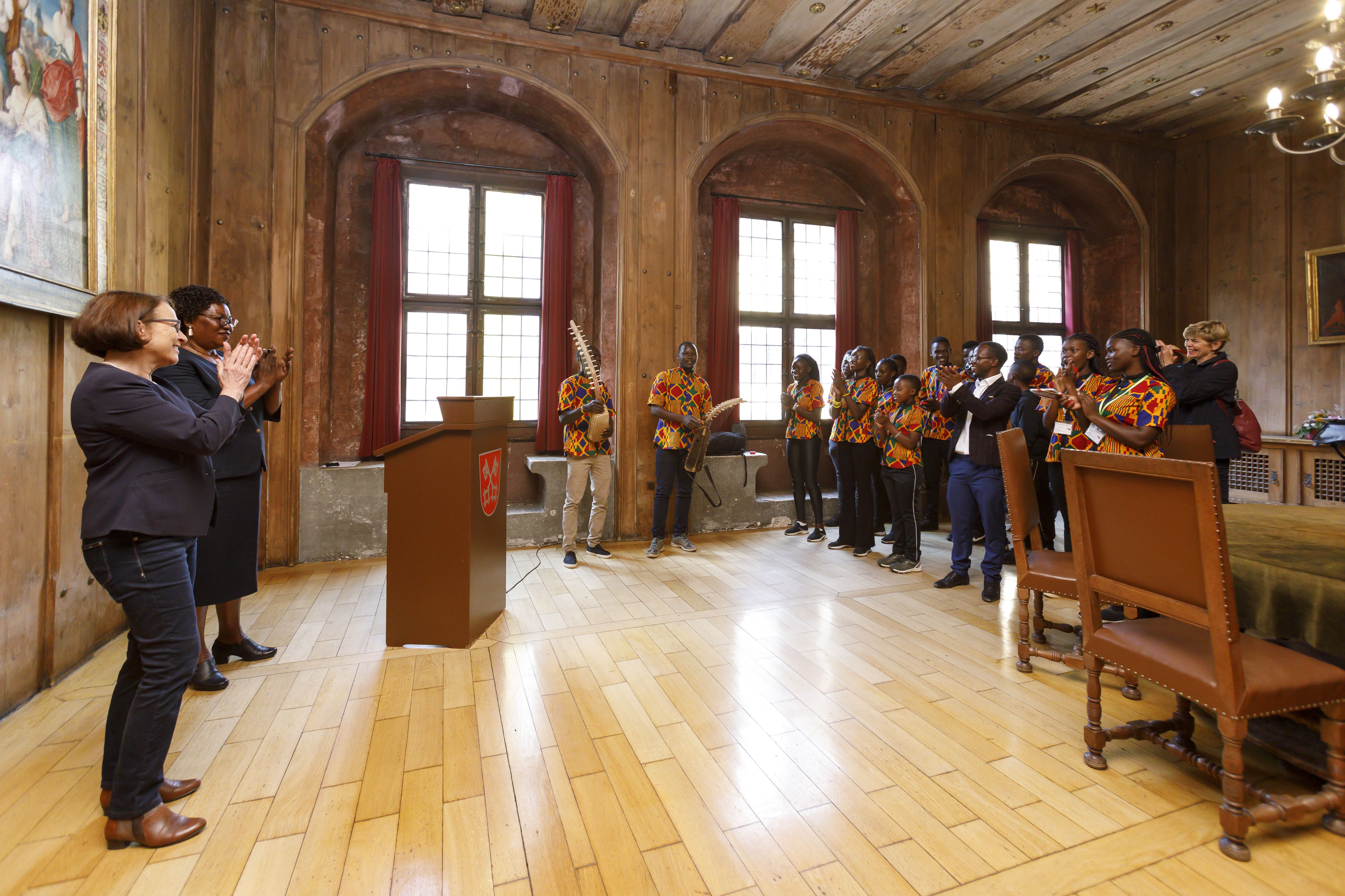 Fotografie: Oberbürgermeisterin Gertrud Maltz-Schwarzfischer empfängt die Bürgermeisterin von Masaka, Florence Namayanja, und die Musikerinnen und Musiker 13. Mai 2022 im Kurfürstenzimmer. 