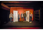 Fotografie – Organisationsteam und zwei Regisseure zur Zwickl-Filmschau auf der Bühne der Kinos im Andreasstadel