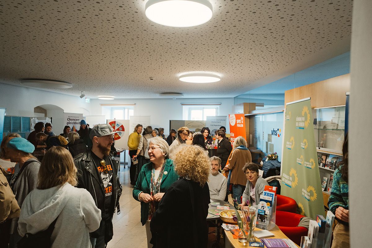 Fotografie - Besuchende der „Frauenmesse" im Foyer der vhs 