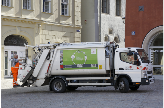 Fotografie: Müllauto auf dem Rathausplatz