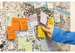 Pinnwand mit Stadtkarte im Hintergrund und mit Postets für Ideen an den entsprechenden Orten