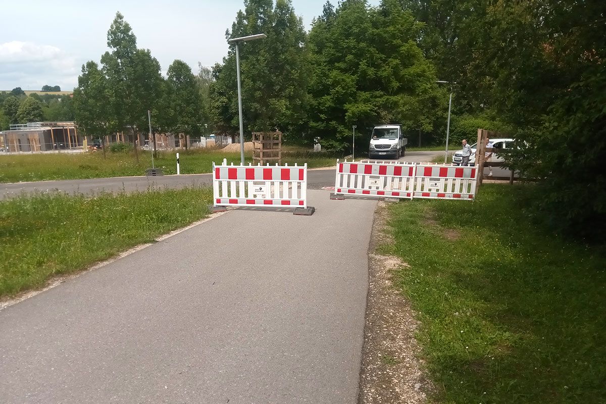 Fotografie - Um die Schulwegsicherheit zu gewährleisten wurden Umlaufsperren angebracht und die Querung beleuchtet 