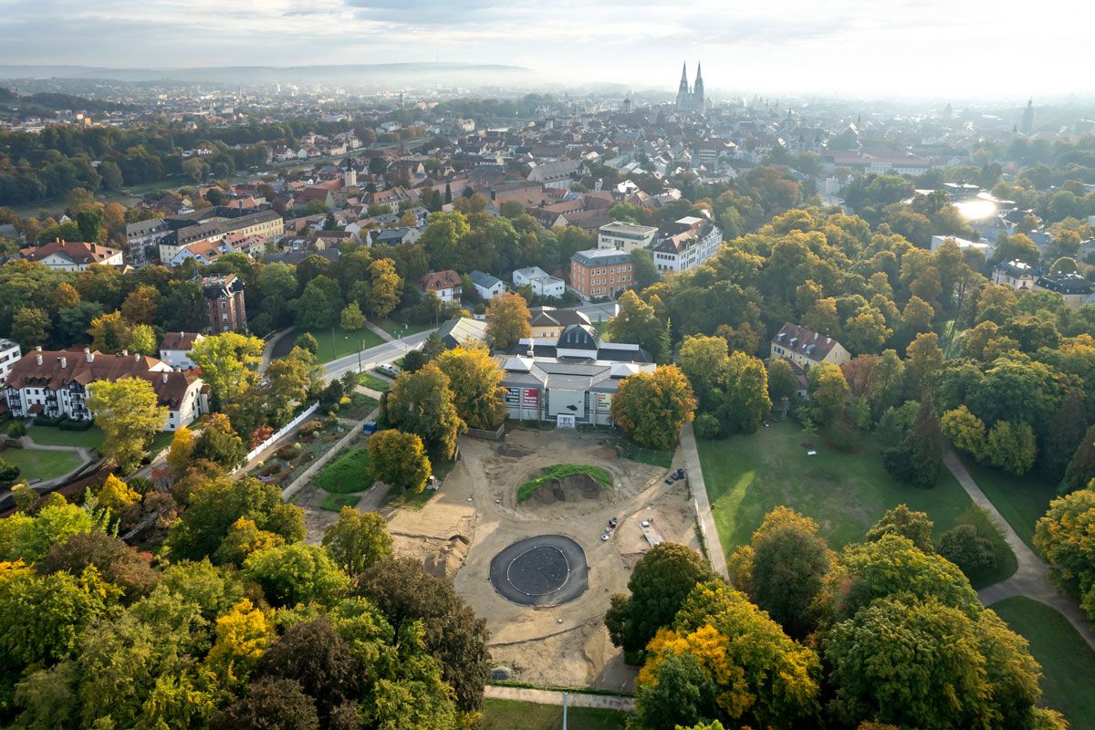 Fotografie: Drohnenaufnahme der Baustelle des Brunnens im Stadtpark