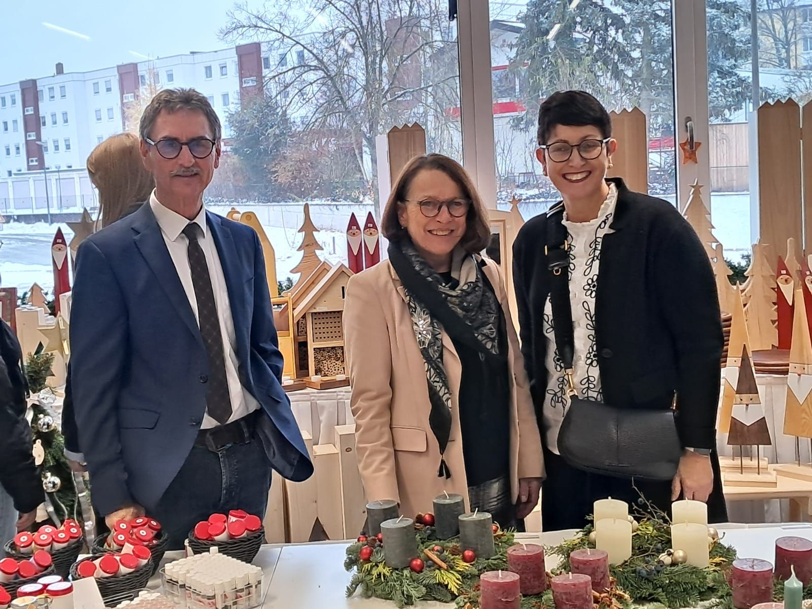 Fotografie – Schulleiter OStD Alfons Koller, Oberbürgermeisterin Gertrud Maltz-Schwarzfischer, Bildungsreferentin Dr. Sabine Kellner-Mayrhofer