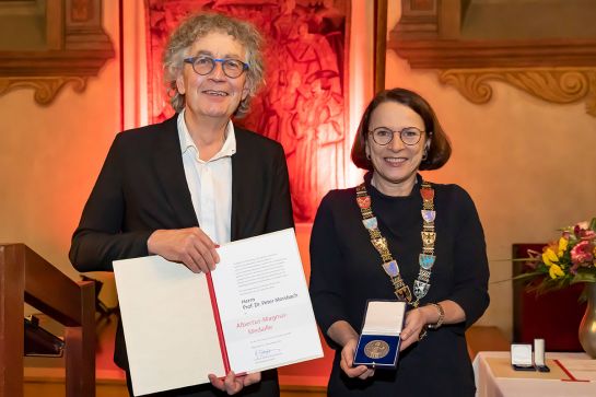 Fotografie - Verleihung der Albertus-Magnus-Medaille an Prof. Dr. Peter Morsbach; im Bild mit Oberbürgermeisterin Gertrud Maltz-Schwarzfischer