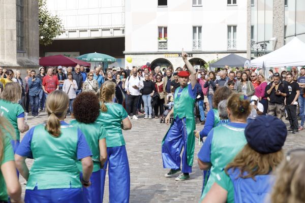 Trommelgruppe Sarará in Aktion auf dem St.-Kassiansplatz
