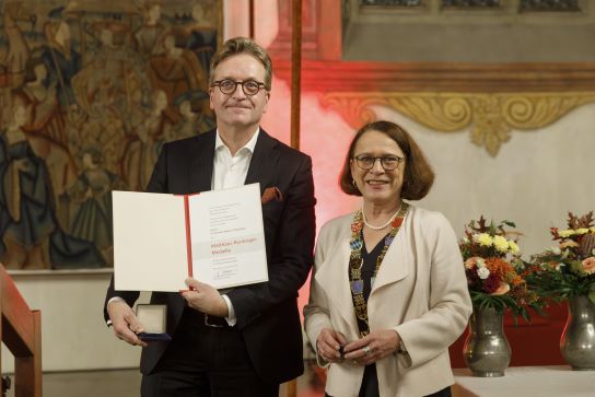 Fotografie: Dr. Nicolas Maier-Scheubeck mit Oberbürgermeisterin Gertrud Maltz-Schwarzfischer