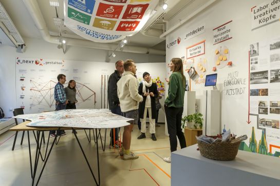 Fotografie: Mit den Kolleginnen und Kollegen zusammen, die das Smart-City-Projekt R_NEXT betreuen, arbeitet Andrea Wöhrl eng zusammen. (C) Bilddokumentation Stadt Regensburg