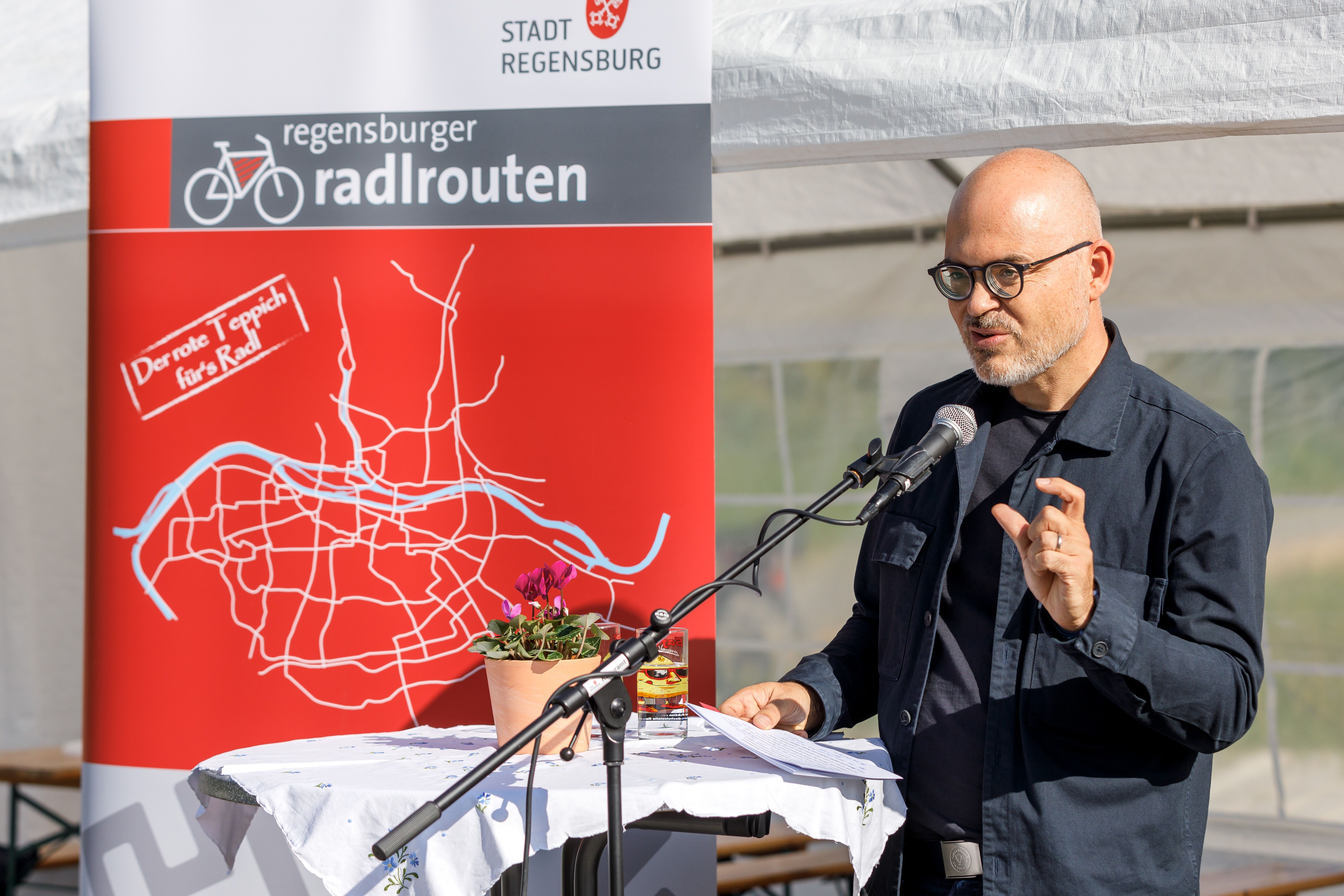 Fotografie: Planungs- und Baureferent Florian Plajer bei der Eröffnung der ersten schnellen Radlroute