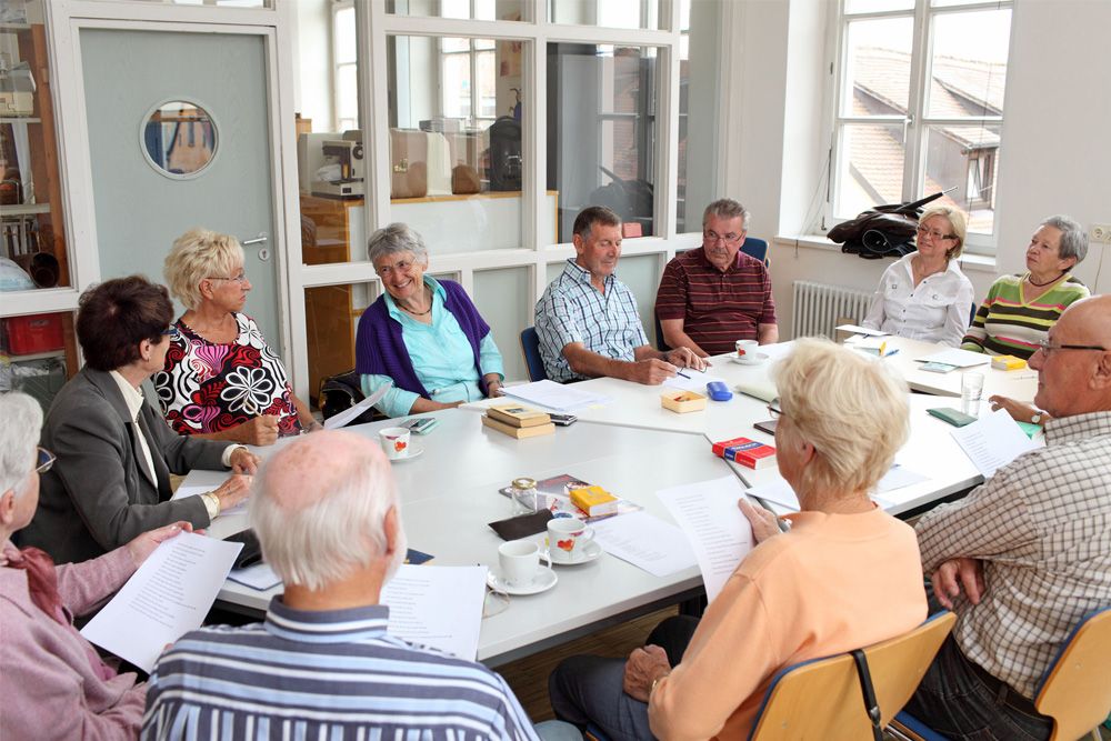 Seniorenportal - Fremdsprachen-Cafes - Seniorinnen und Senioren in zwangloser Runde zur Auffrischung ihrer Fremdsprachenkenntnisse