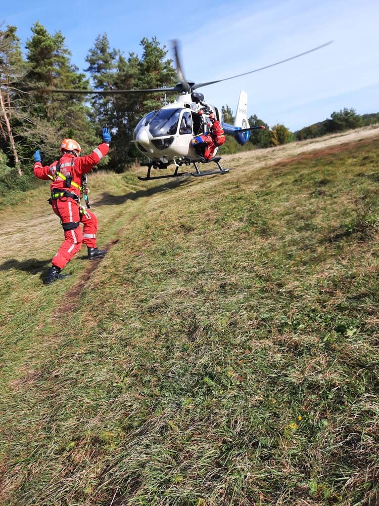Fotografie: Höhenretter der Berufsfeuerwehr Regensburg bei der Einweisung eines landenden Hubschraubers.