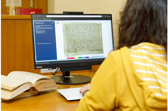 Fotografie: Blick auf einen PC mit dem Onlineportal Stadtarchiv