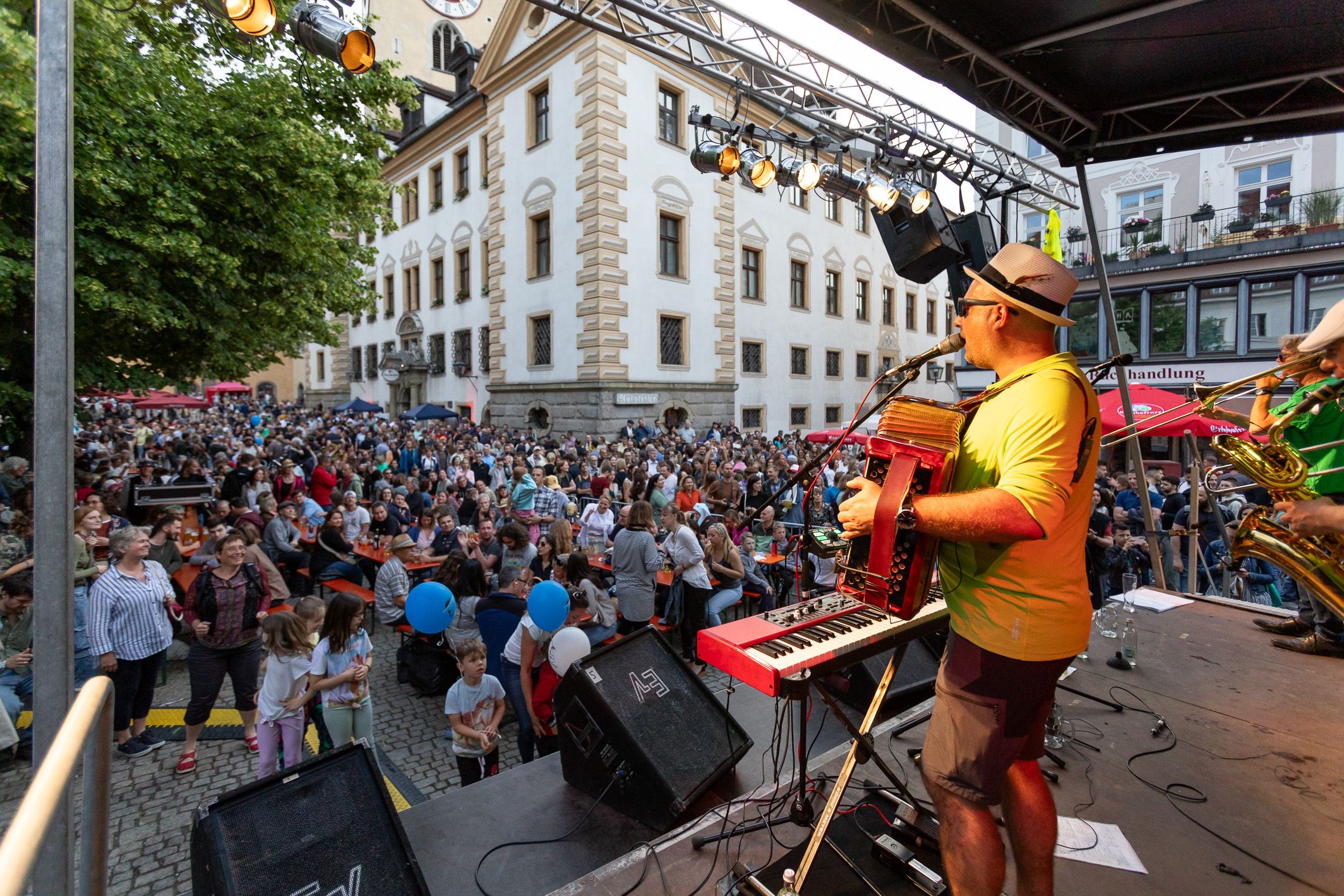 Fotografie: Eine Band spielt vor großem Publikum auf dem Kohlenmarkt.