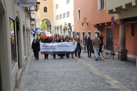 Menschen mit Banner marschieren gemeinsam durch eine Gasse - Gedenkmarsch am 23. April 2019