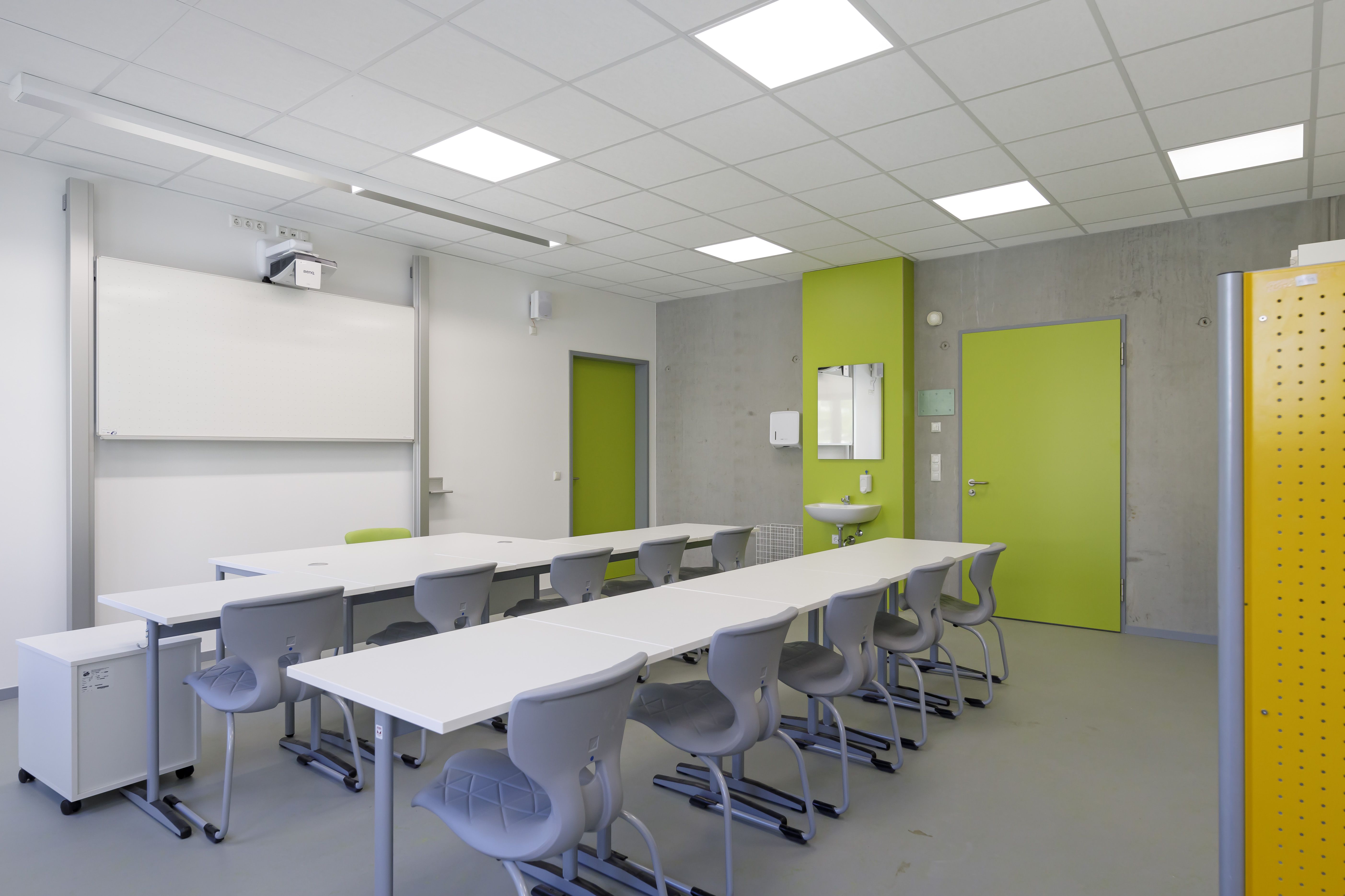 Innenansicht der modernen Klassenzimmer der Pestalozzi Mittelschule mit grünen Akzenten 
