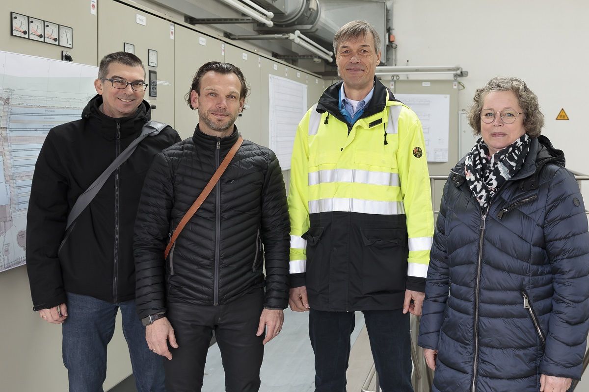 Fotografie: (Von links nach rechts) Thomas Schmidt (Abteilungsleiter Stadtentwässerung), Michael Köstlinger (Leiter Tiefbauamt), Robert Lorenz (Leiter Klärwerk) und Elisabeth Werkmann (Kanal- und Klärwerksplanung)