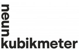 Kultur - NEUNKUBIKMETER - Das Bild zeigt das Logo des temporären Kunst- und Kulturraums „neunkubikmeter“ – das wort „neun“ senkrecht auf das K des Worts „kubikmeter“ gestellt