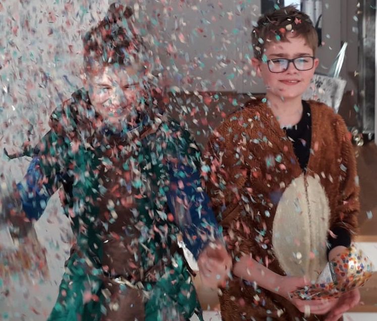 Fotografie - Schüler des VMG verkleidet beim Fasching daheim