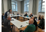 Teilnehmende sitzen an einem Tisch und diskutieren Themen rund um das Ehrenamt.  (C) Bilddokumentation Stadt Regensburg