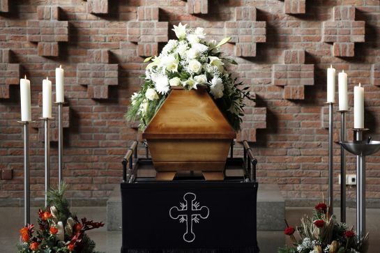Fotografie – Geschmückter Sarg in Aussegnungshalle (C) Bilddokumentation Stadt Regensburg