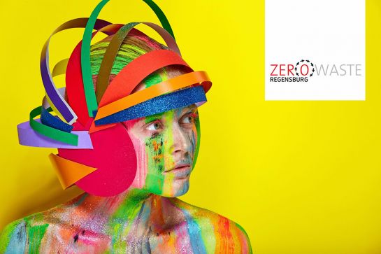 Zero Waste - Fokusgruppe Kunst, Kultur und Kreativwirtschaft ©webum / 123rf.com Symbolbild – Geschminkte Frau mit Hut aus bunten Papierstreifen (C) webum / 123rf.com