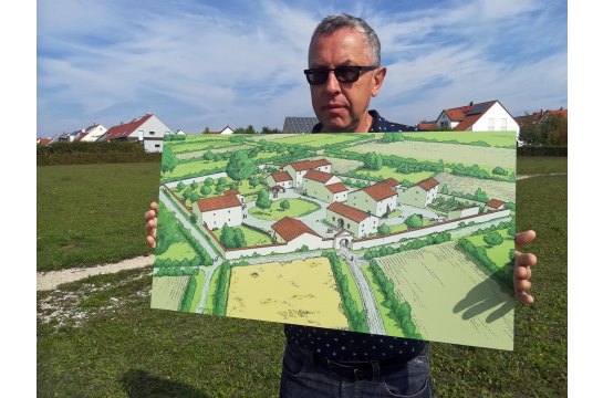 Fotografie: Dr. Lutz Dallmeier mit einer Karte der römischen Villa Rustica in Burgweinting
