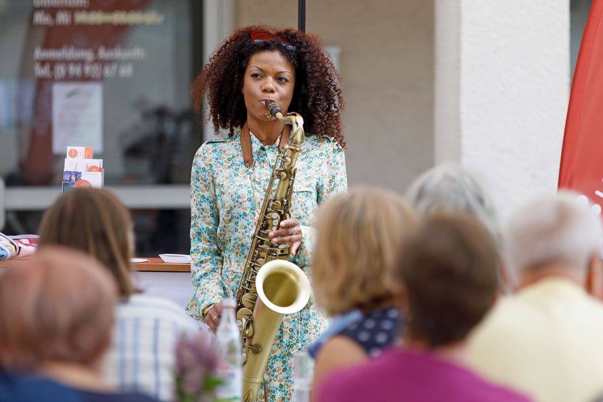 Fotografie: Eine Frau spielt auf einem Saxofon.