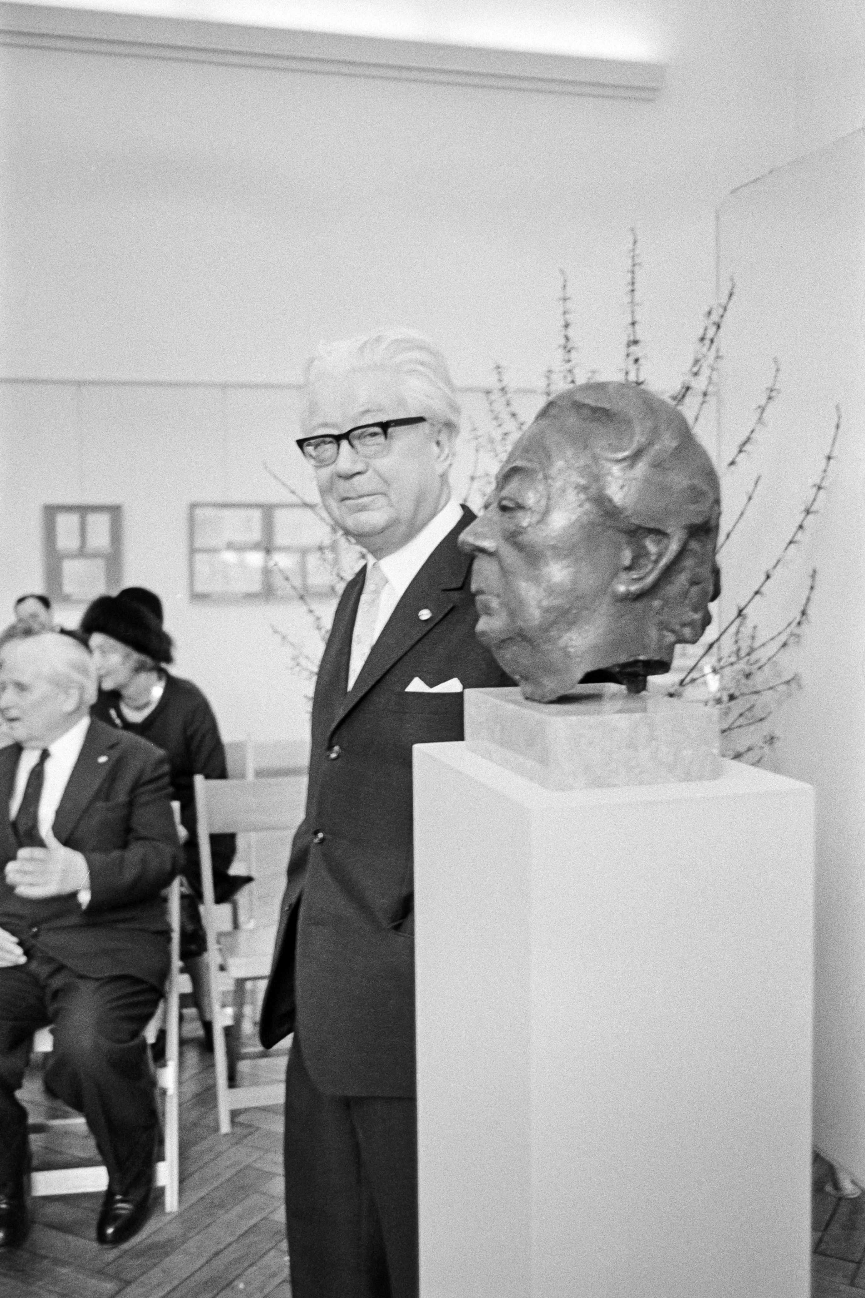 Fotografie – Walter Boll im Angesicht seines von Hans Wimmer geschaffenen Bronze-Portraits im Stadtmuseum