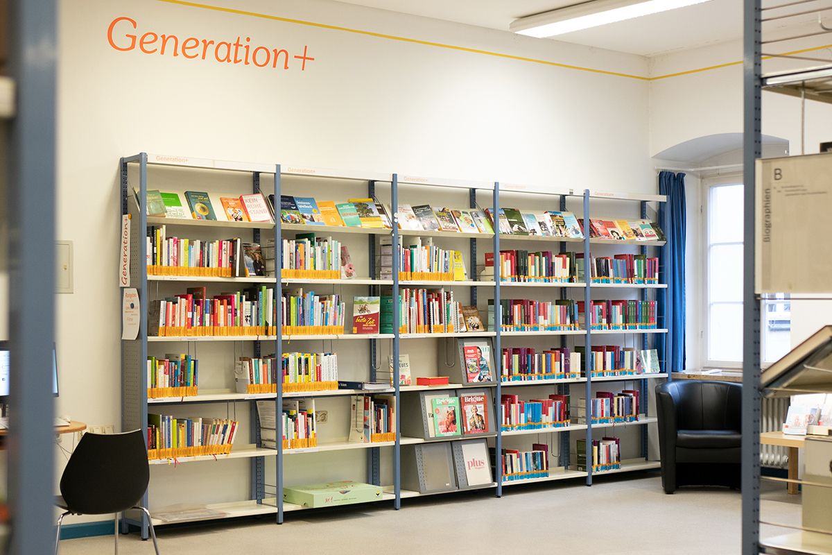 Foto - Zu sehen ist die Abteilung "Generation +". Hier gibt es Medien rund um Themen, die einem beim Älterwerden begegnen. Außerdem finden Sie hier Bücher mit großer Schrift. (C) Andrea Borowski