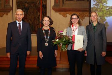 Fotografie - Prof. Dr. Konstatina Papathanasiou - Preis für Frauen in Wissenschaft und Kunst 2021 - im Bild Prof. Dr. Udo Hebel, Oberbürgermeisterin Gertrud Maltz-Scharzfischer, Frau Prof. Dr. Konstatina Papathanasiou, Frau Prof. Isabella von Treskow (vlnr)