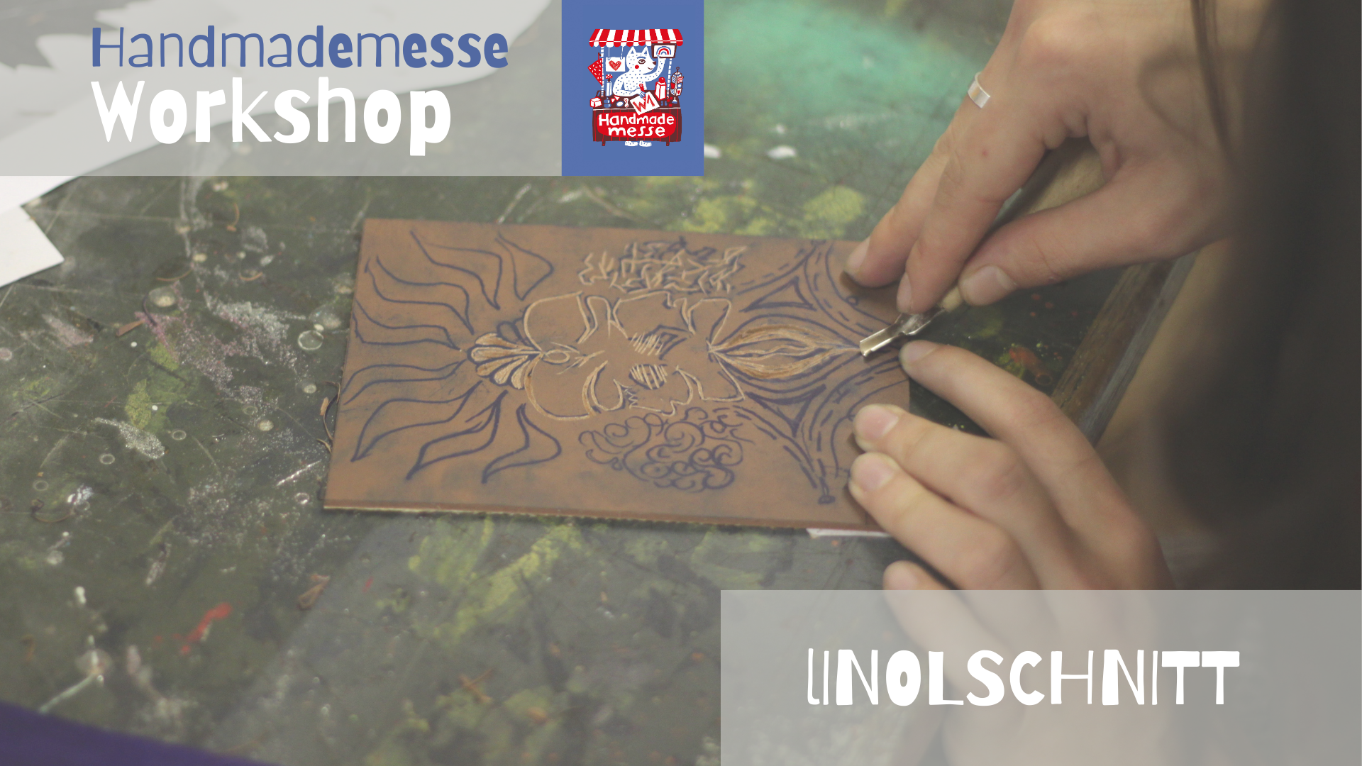 Man sieht eine Person, die auf einem braunen Linolstück mit einem Linolmesser ein Muster gestaltet. Darüber der Header "Workshop Handmademesse 2025" und "Linolschnitt"
