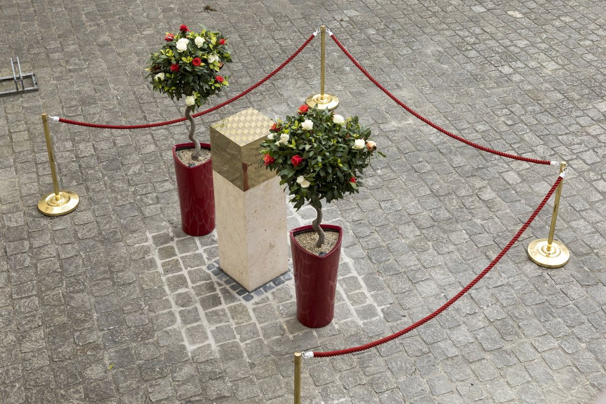 Fotografie: Die Gedenkstele, die Regensburg als „Ort der Demokratie in Bayern“ auszeichnet, steht im Fechthof hinter dem Alten Rathaus. Zugang von der Neuen Waaggasse oder von der Baumhackergasse.