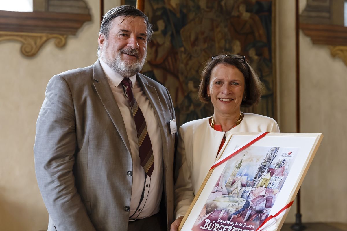 Fotografie: Bürgermeisterin Gertrud Maltz-Schwarzfischer empfängt den Pilsener Oberbürgermeister Martin Zrzavecký beim Bürgerfest 2017.