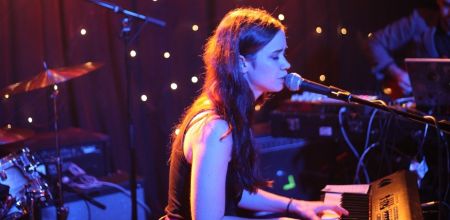 Die Musikerin Lilly Among Clouds an Klavier und Mikrofon auf der Bühne des W1 - Zentrum für junge Kultur