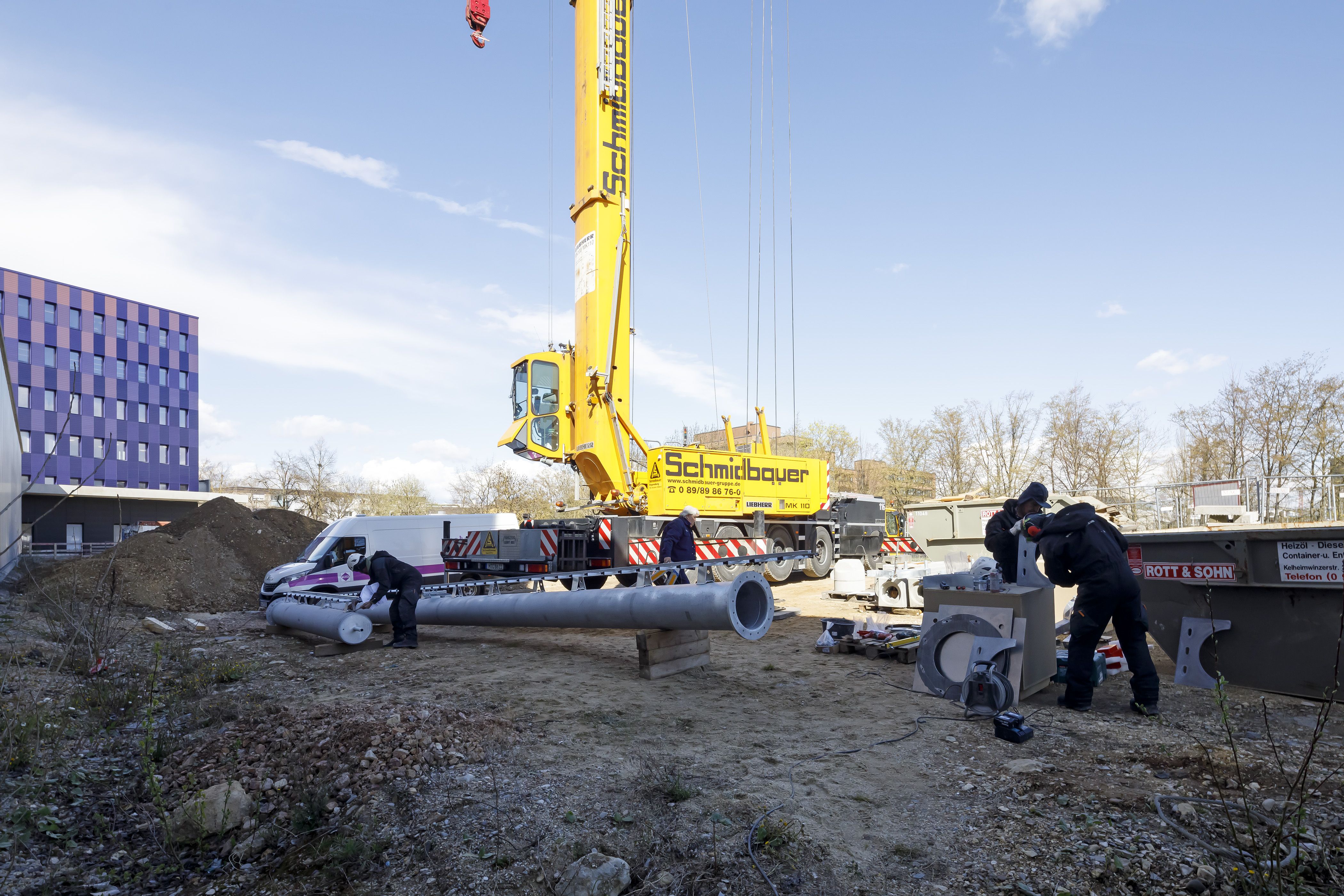 Fotografie - Montage des Funkmastes am Schlauchturm - Teile des Funkmastes werden für die Montage vorbereitet