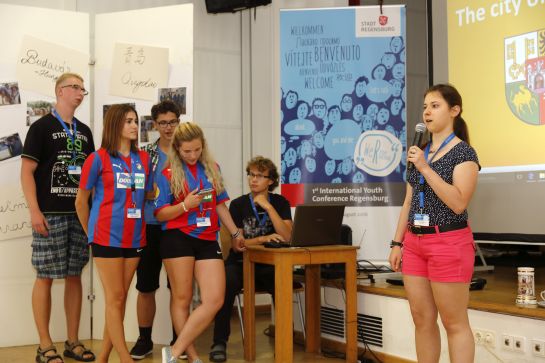 Fotografie: Jugendliche aus Pilsen auf der ersten Internationalen Jugendkonferenz in Regensburg 2016 (C) Bilddokumentation Stadt Regensburg