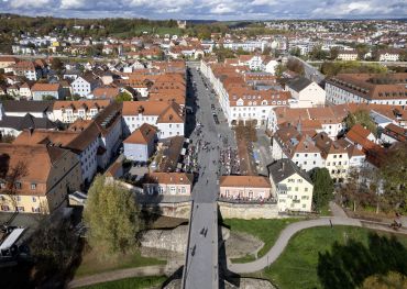 Fotografie: Blick aus südlicher Richtung auf Brückenbasar und Spitalgelände (links)