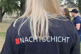 Fotografie: Eine Frau trägt ein T-Shirt mit der Rückenaufschrift „Nachtschicht“.