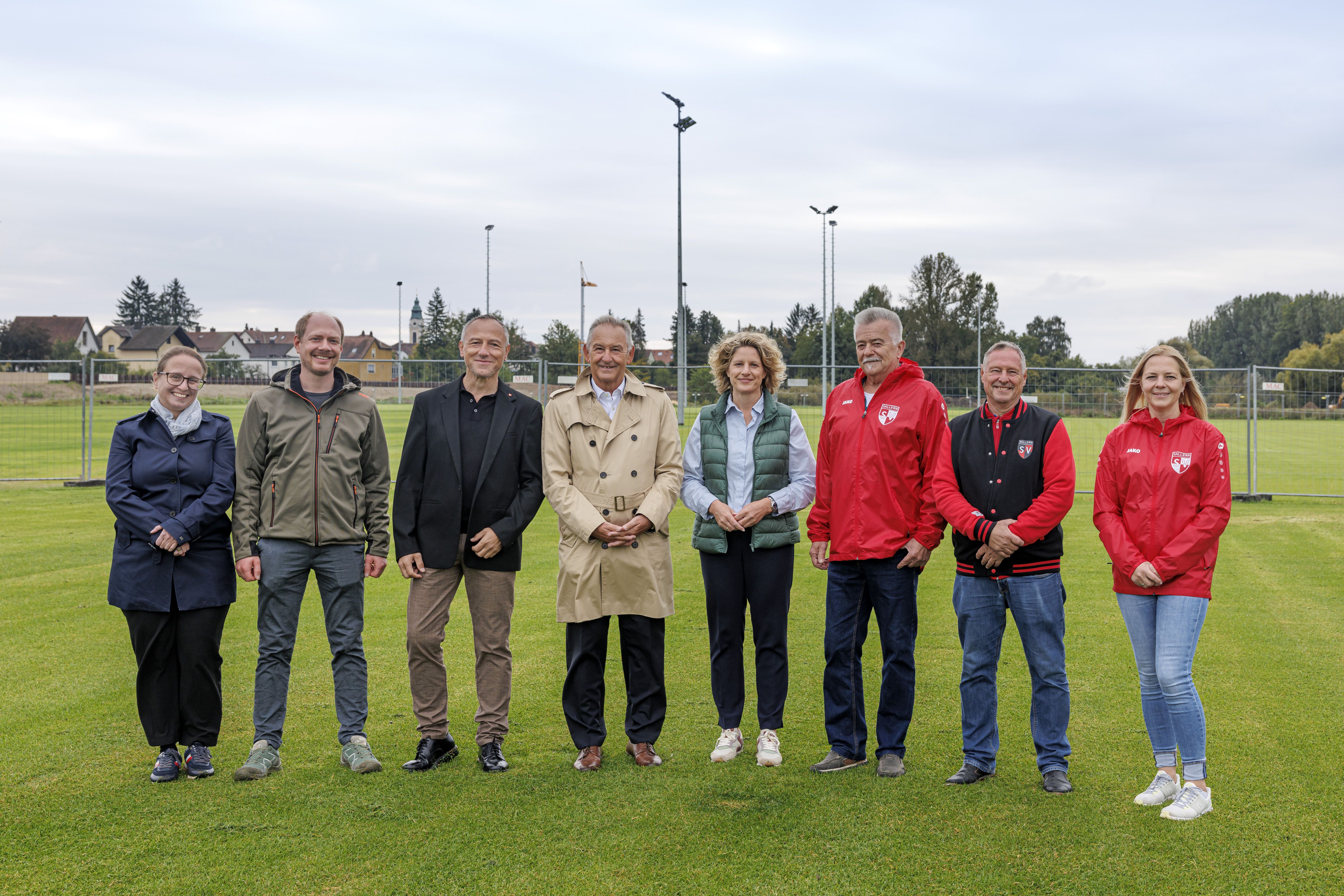 Fotografie – (v. l. n. r.): Angelika Diewald (Abteilungsleitung Gartenamt); Florian Schneider (Gartenamt); Christian Goß (Amtsleitung Amt für Sport und Freizeit); Ludwig Artinger (dritter Bürgermeister); Astrid Freudenstein (zweite Bürgermeisterin); Christian Schmatz (1. Vorstand); Stefanie Musiol-Schmatz (Kassier); Alfred Eberl