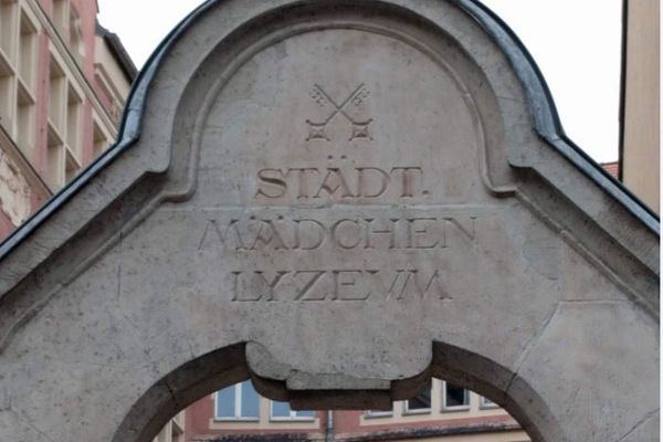 Fotografie - Titelbild der Publikation: Städtisches Mädchen Lyzeum