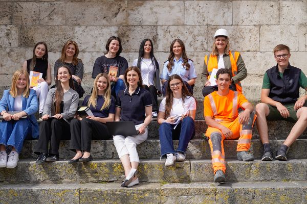 Fotografie - verschiedene Nachwuchskräfte vor dem Dom