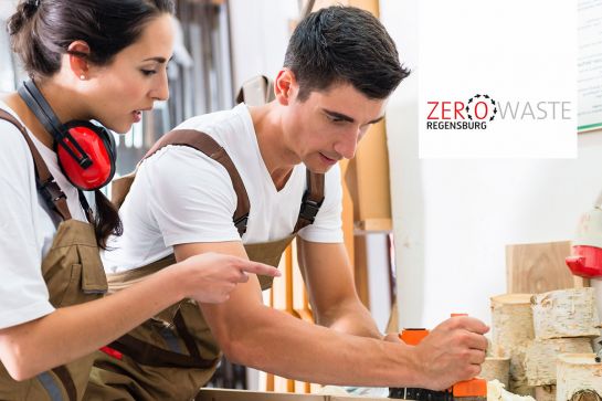 Symbolbild – Mann und Frau bei Tischlerarbeiten (C) kzenon / 123rf.com