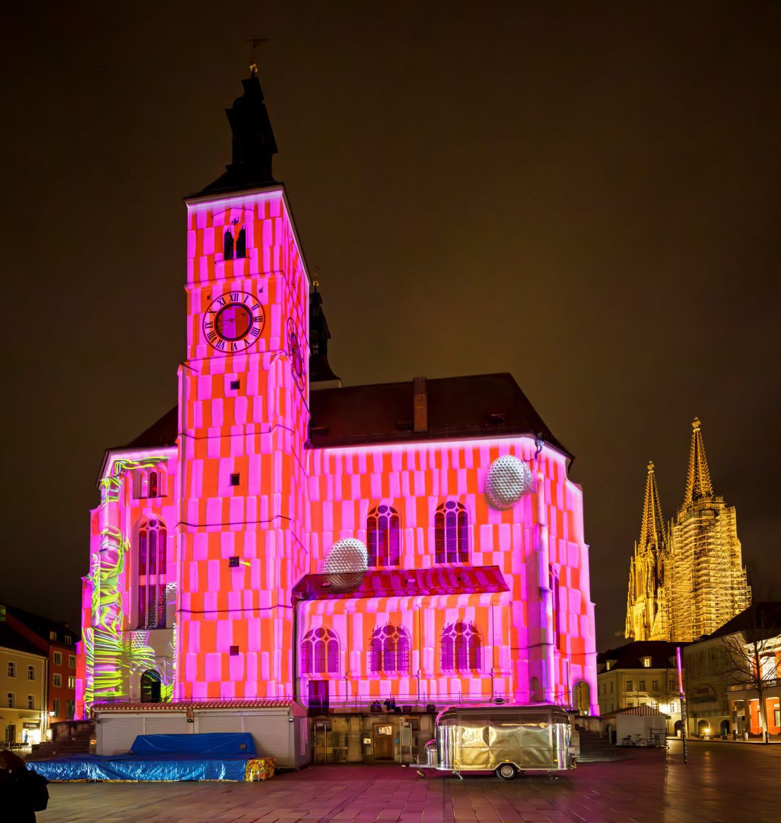Fotografie: Neupfarrkirche beim RE.LIGHT Festival 2024 in pink beleuchtet 